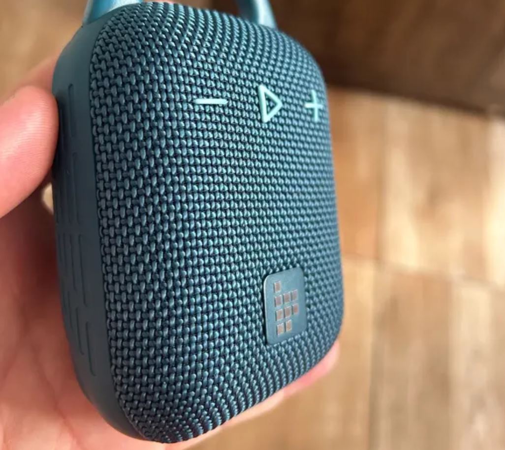 Портативная Bluetooth-колонка с защитой от воды. Колонка Tronsmart пригодится не только в доме, но и в поездках. Фото.