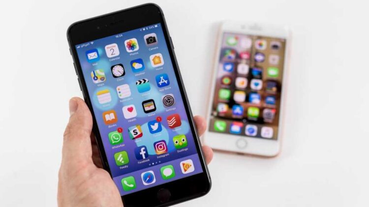 Сколько лет Apple обновляет iPhone и какие модели устарели. Фото.