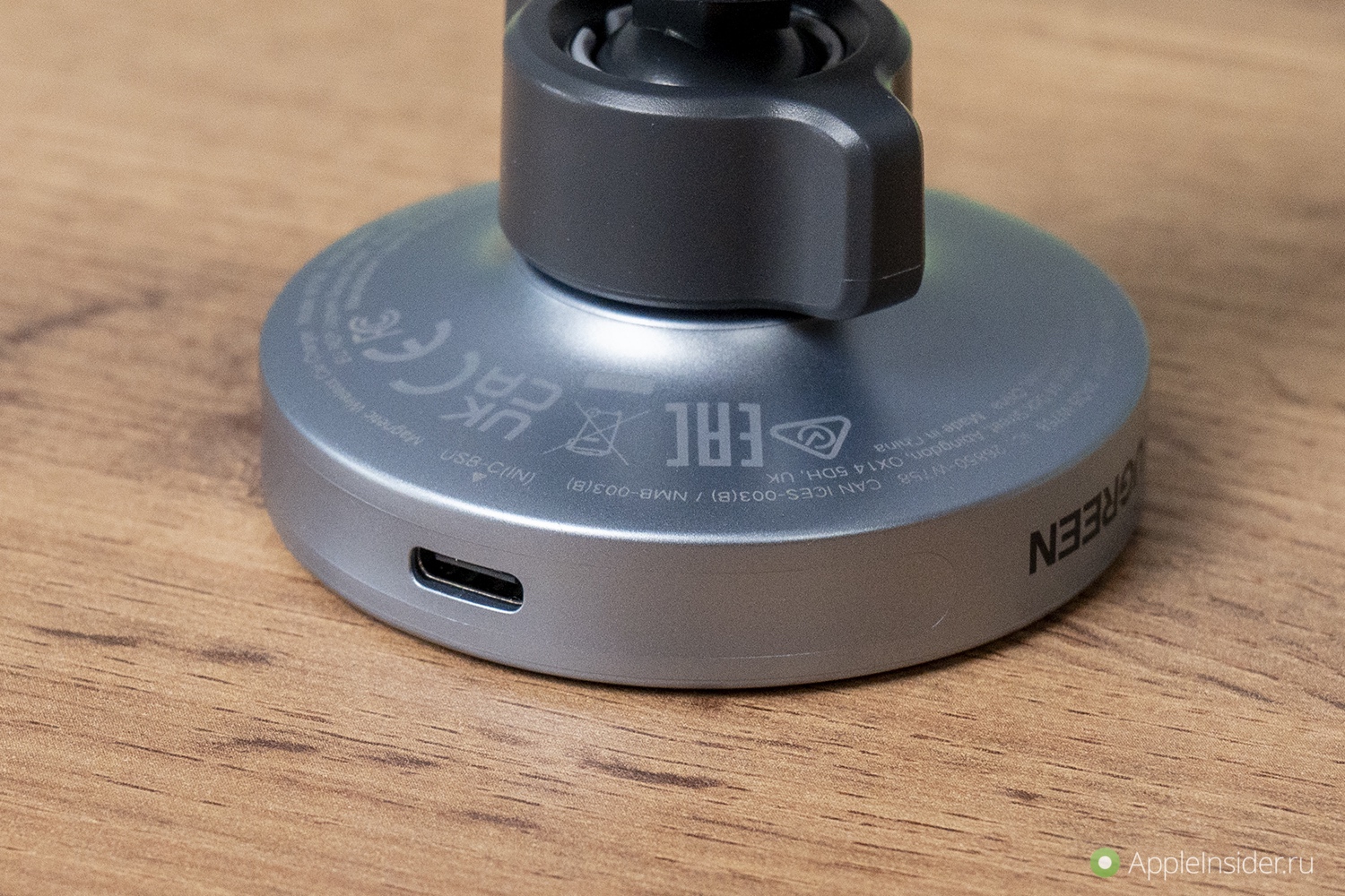 Автомобильная беспроводная зарядка с MagSafe для iPhone. USB-C для подключения питания.. Фото.