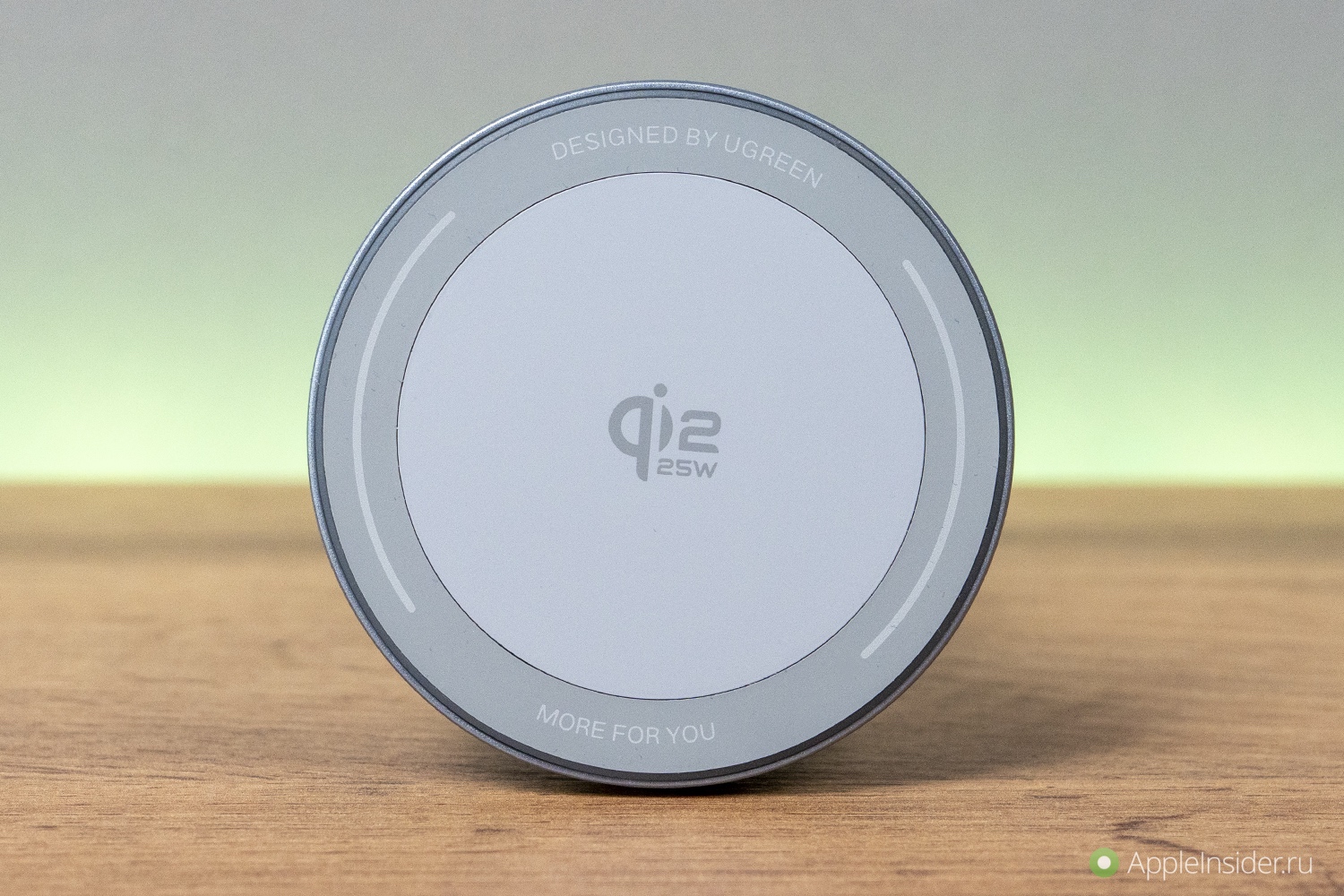 Автомобильная беспроводная зарядка с MagSafe для iPhone. Магниты тут очень крепкие.. Фото.