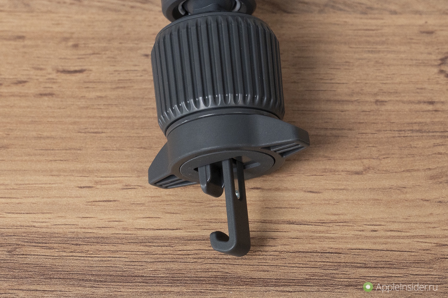 Автомобильная беспроводная зарядка с MagSafe для iPhone. Вставляете этот крюк с решетку, крутите корпус и она фиксируется. Главное не перетяните.. Фото.