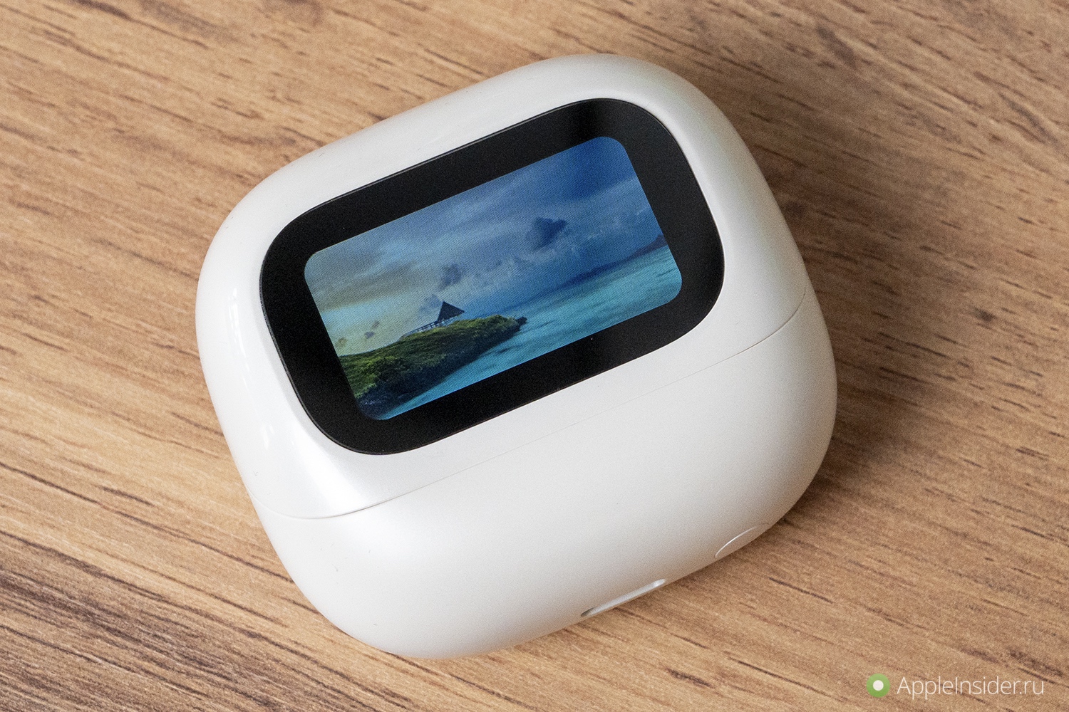 Наушники с шумоподавлением, экраном и хорошим звуком. Если ставить такие заставки и включить тайм-аут экрана на 25 секунд, то батарея сядет быстрее.. Фото.