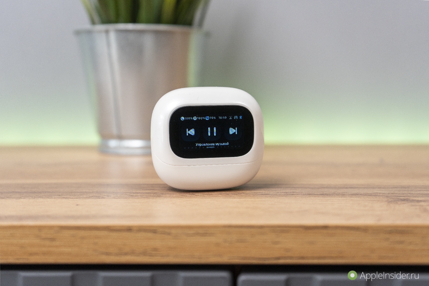 Наушники с шумоподавлением, экраном и хорошим звуком. Мало какие наушники имеют такой встроенный экран.. Фото.