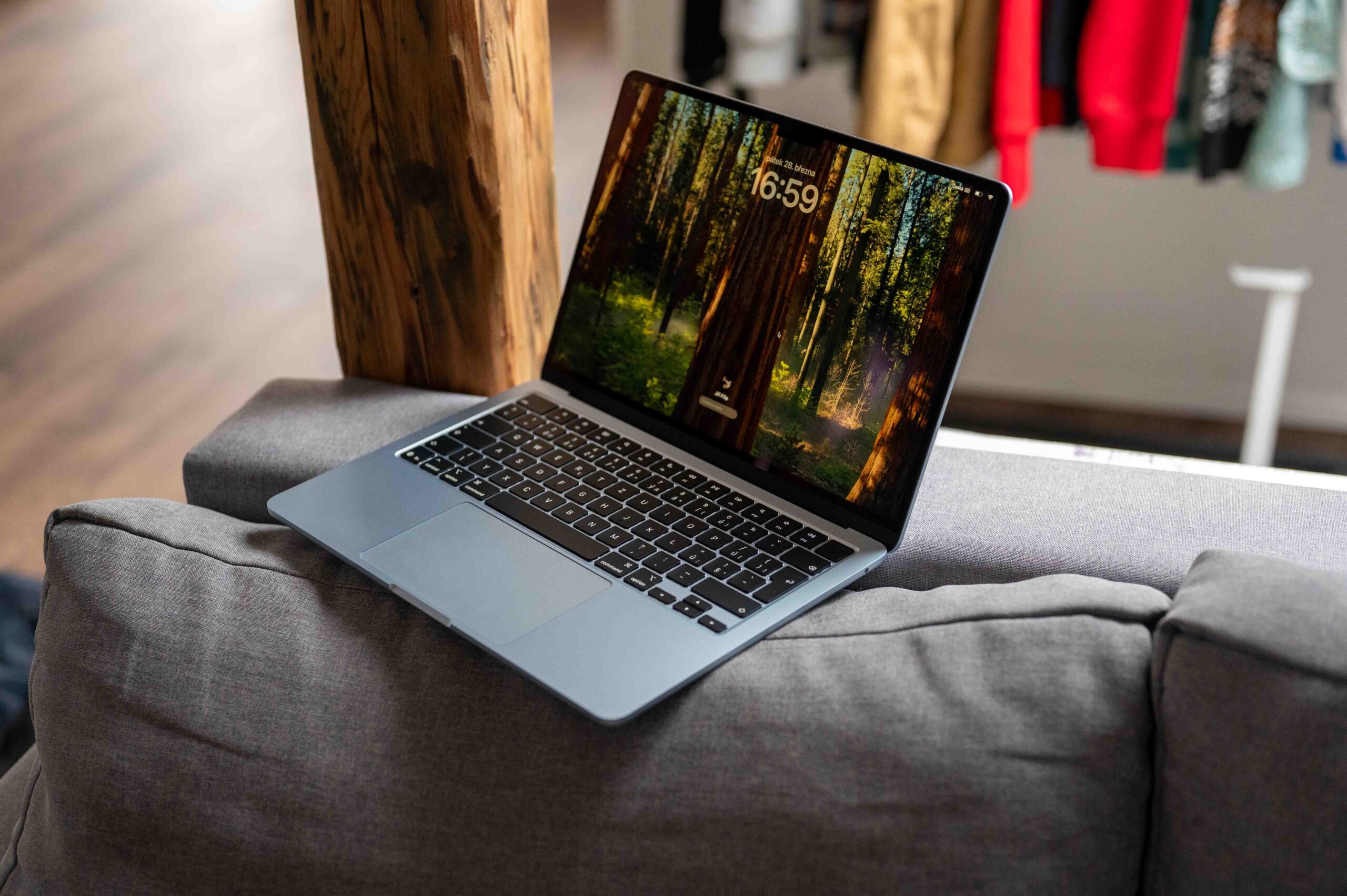 На каких Mac пропадает интернет. Привыкли просто закрывать крышку MacBook? Тоже словите глюк сети. Фото.