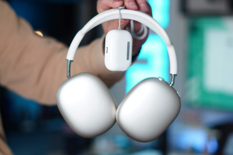 Сравнение AirPods Max 2 и AirPods Pro 3: какие наушники Apple выбрать. Сравнение AirPods Max 2 и AirPods Pro 3: какие наушники Apple выбрать. Фото.