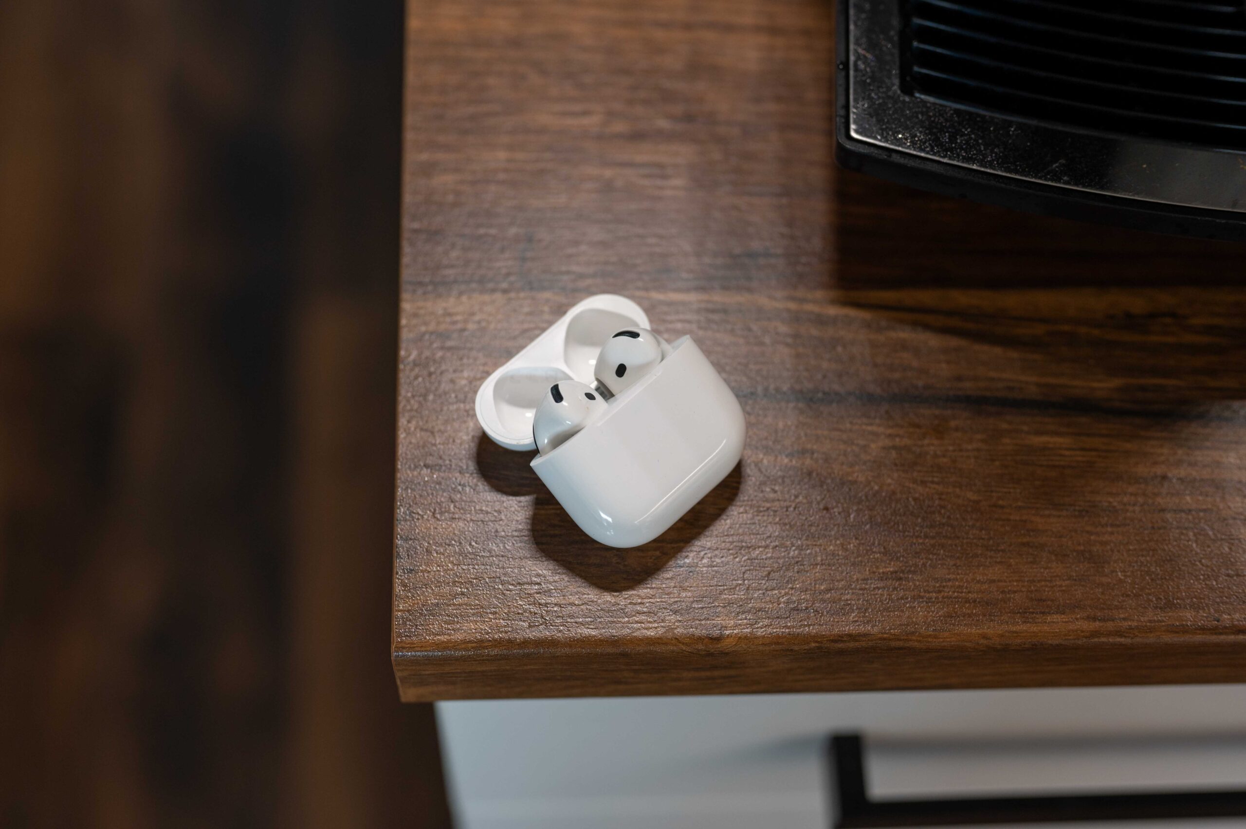 Отключение звуков кейса AirPods 4 с ANC. В AirPods 4 ANC тоже есть динамик. Фото.