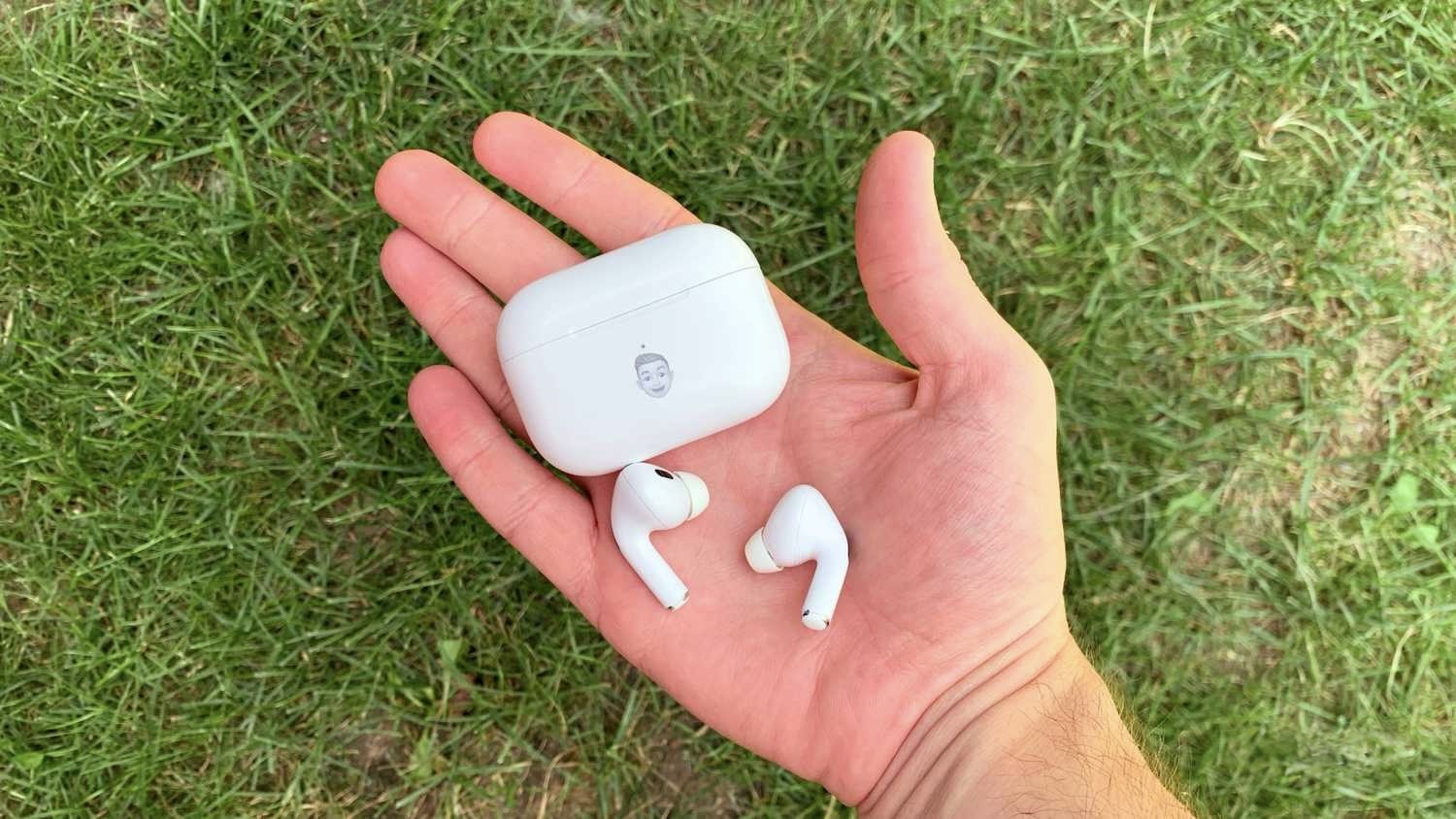 AirPods пищат после отключения звуков футляра. Если ваши AirPods издают разные звуки, то удивляться этому не стоит. Фото.