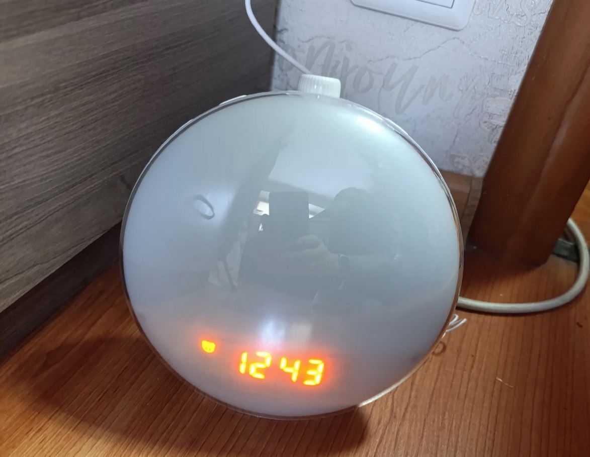 Умный будильник с имитацией рассвета. Будильник имитирует солнечный свет, поэтому будет актуален даже в в пасмурные дни. Фото.