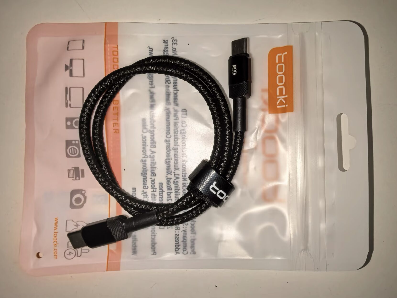 Кабель USB-C на USB-C с поддержкой быстрой зарядки. Такой кабель прослужит вам долго. Фото.