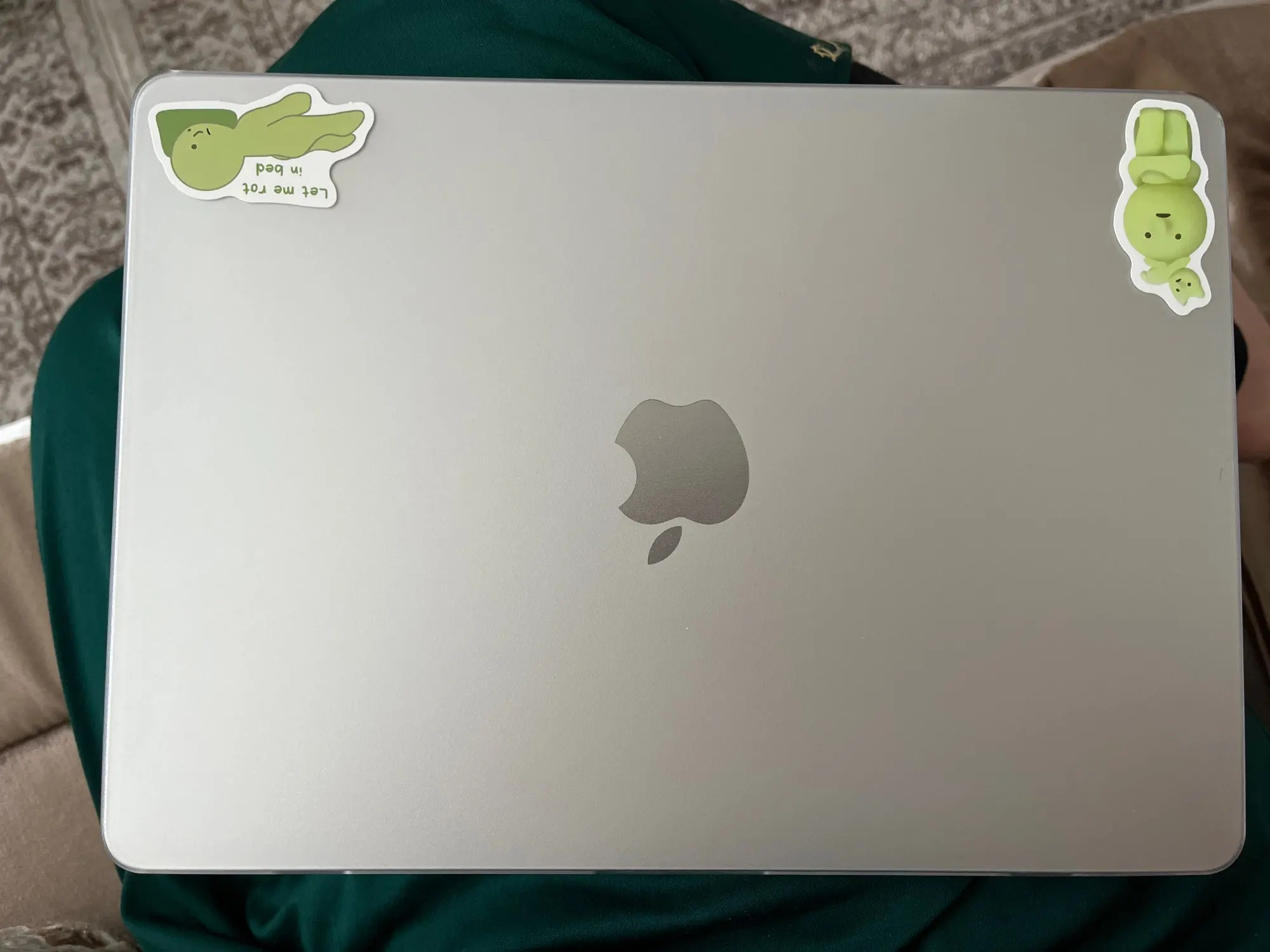 Матовый чехол для защиты корпуса MacBook. Вы не видите чехол, а он есть. Фото.