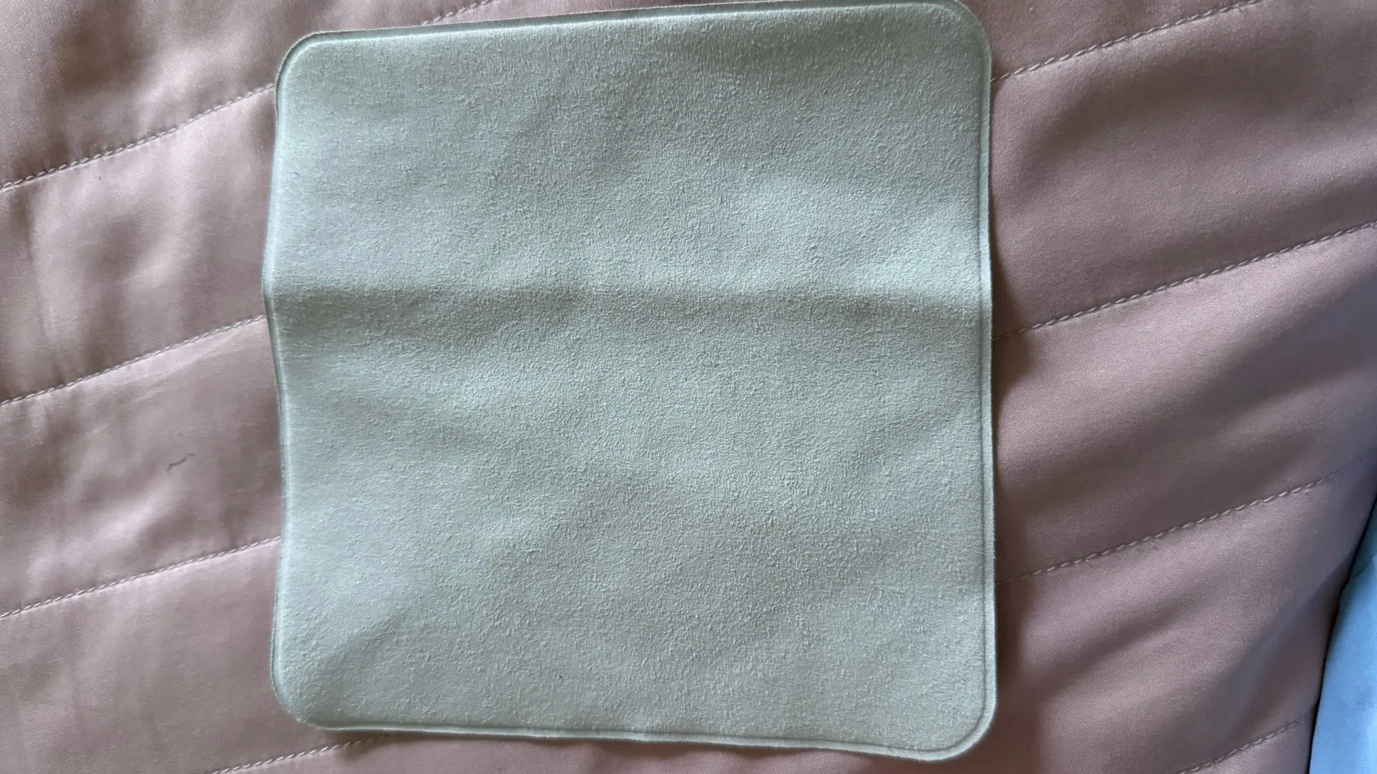 Салфетка из микрофибры для экрана MacBook. Аналог тряпочки Apple, но намного дешевле. Фото.