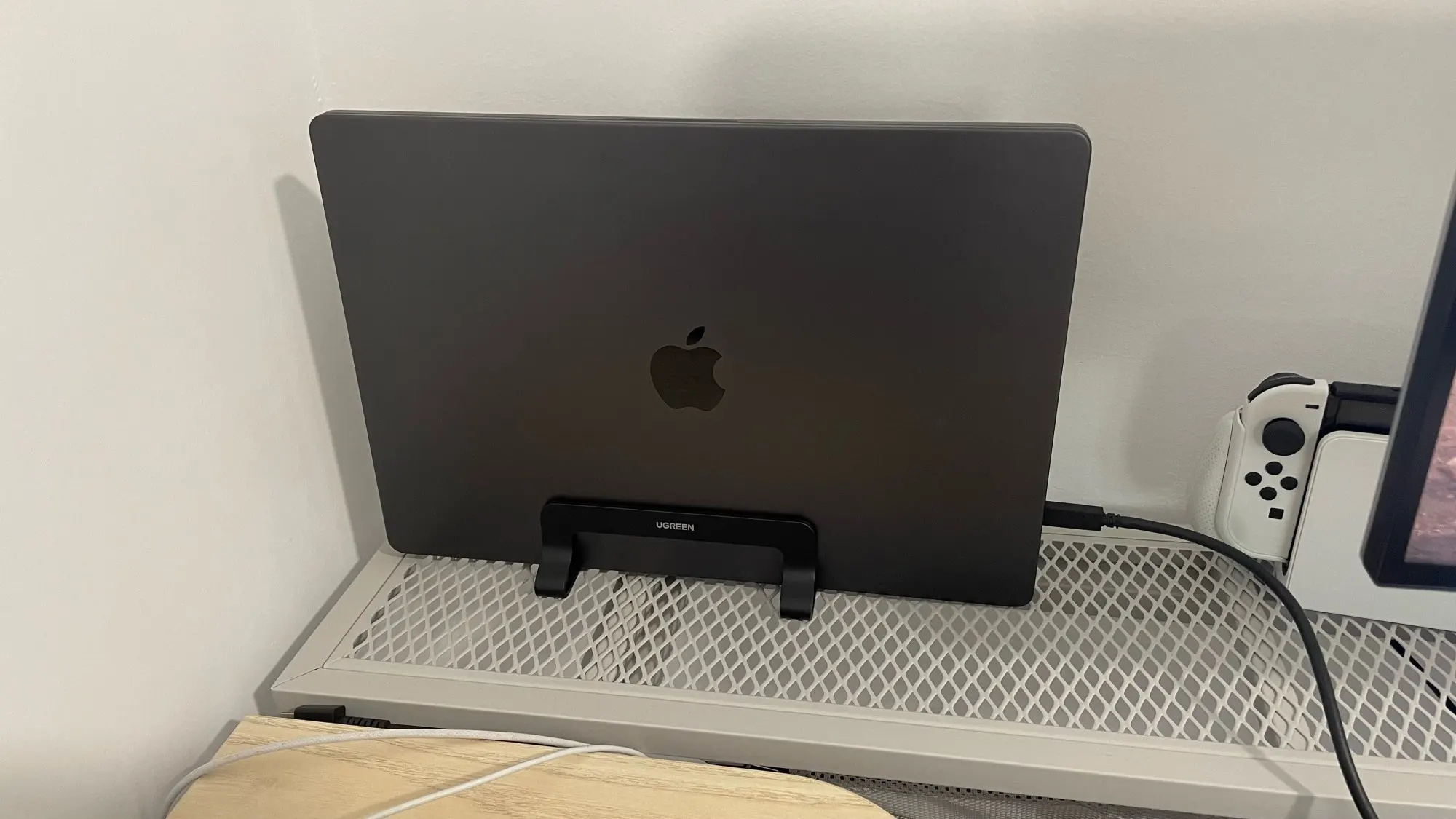 Вертикальная подставка для удобного подключения к монитору. Поставили аккуратно в уголок и работаете за большим монитором. Фото.