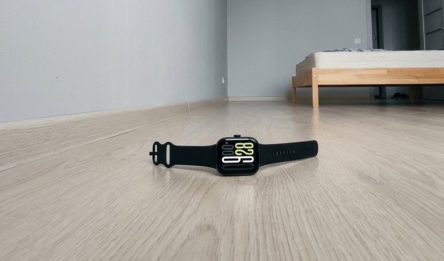 Недорогие смарт-часы Redmi на каждый день. Издалека похожи на Apple Watch. Фото.