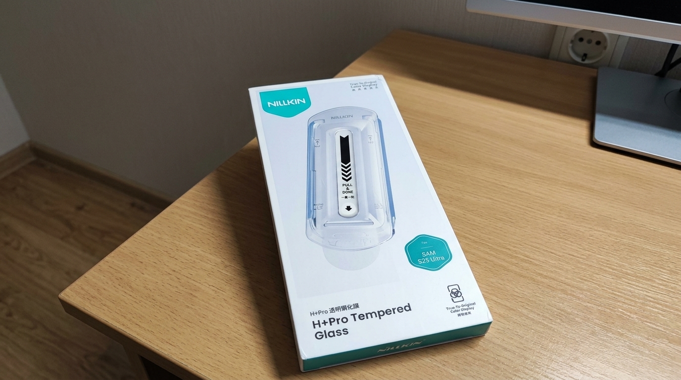 Самоклеящееся защитное стекло для Samsung — я клею сам за минуту. Снял плёнку, приложил, провёл лопаткой — готово, без салона и нервов. Фото.