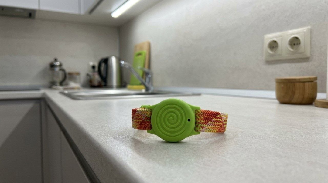 Браслет-трекер для ребёнка: работает с Apple AirTag. Восемь цветов, прочная резина и ребёнок всегда на карте в Локаторе.. Фото.