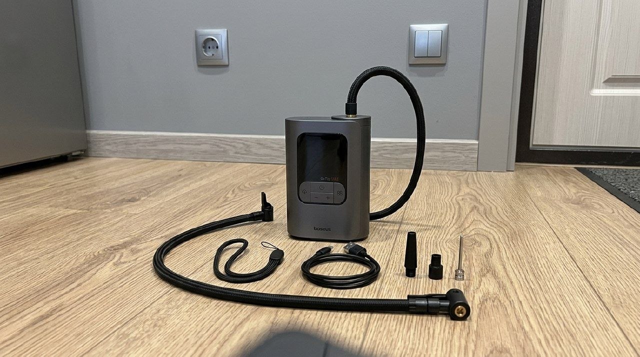 Портативный компрессор на аккумуляторе — зачем я раньше ездил на заправку?. Аккумулятора хватает на несколько шин, а цифровой дисплей показывает давление в реальном времени.. Фото.