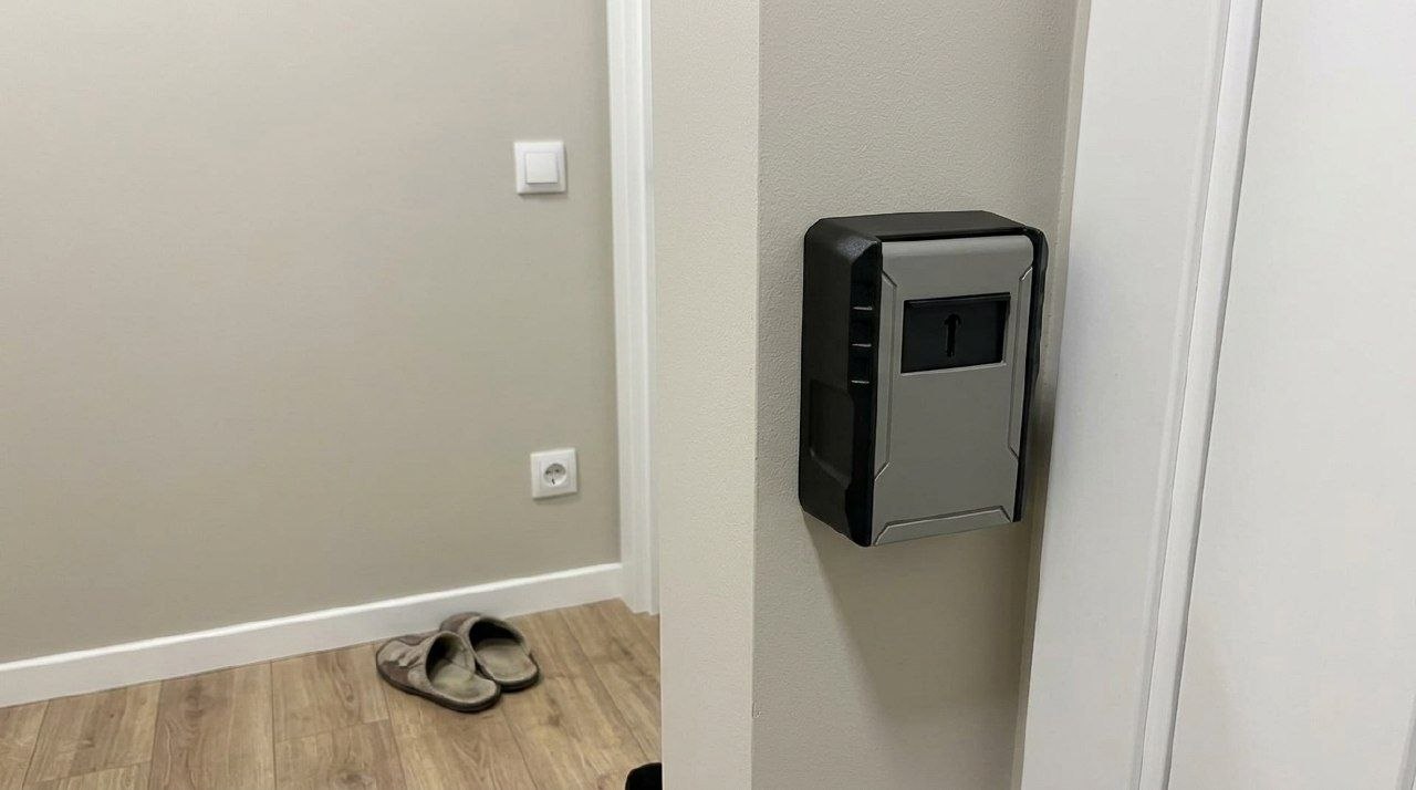 Сейф для ключей с кодовым замком: удобно для аренды и не только. Повесил у двери — и больше не бегаю встречать гостей с ключами.. Фото.