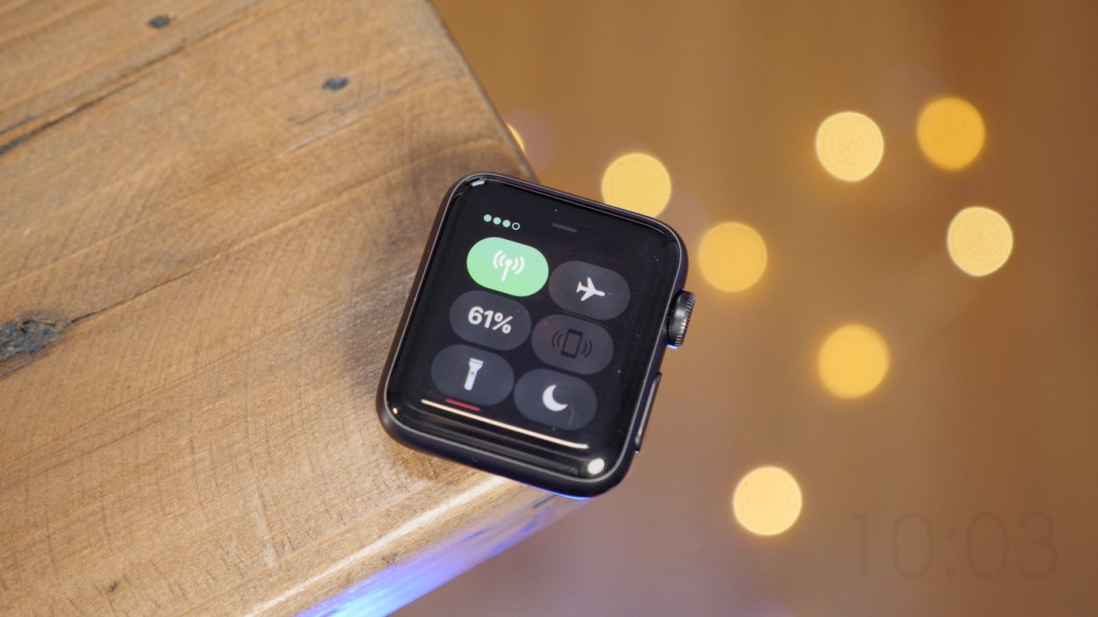 Стоит ли покупать Apple Watch с SIM-картой. Смысла покупать версию с SIM-картой для использования в России нет. Фото.