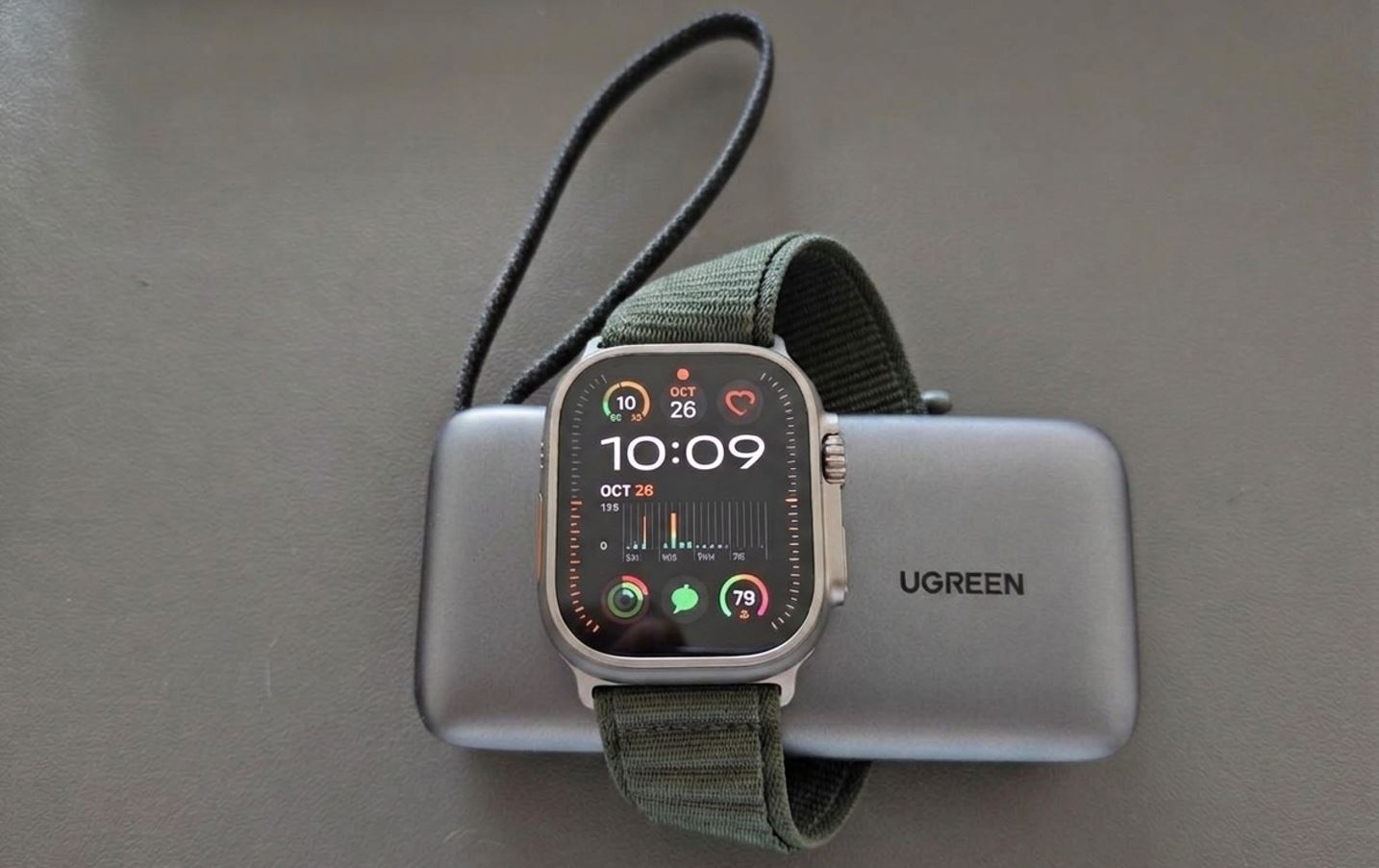 Повербанк с зарядкой для Apple Watch. Портативка с зарядкой для Apple Watch — такое встречается довольно редко. Фото.