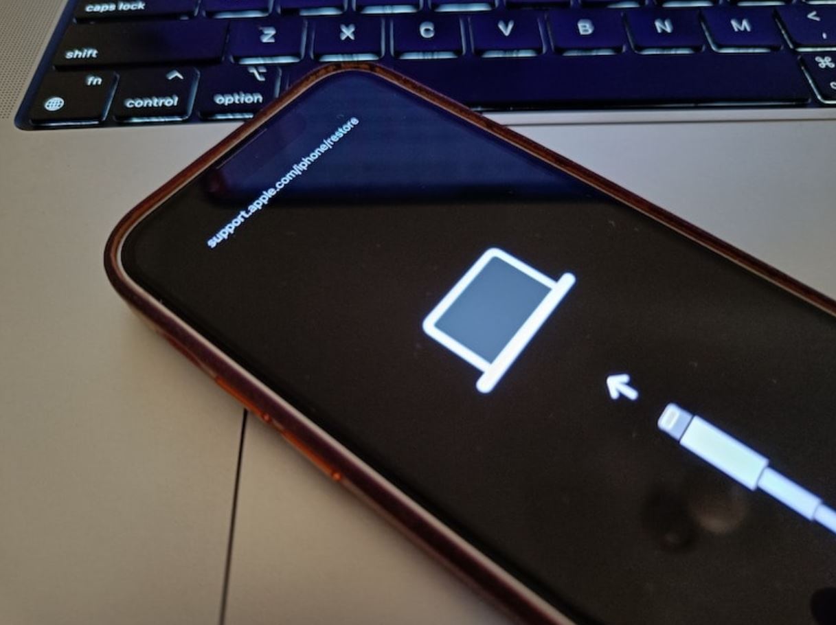 Что нового в iOS 26.4.2. Пользователи столкнулись с окирипичиванием Айфонов. Фото.
