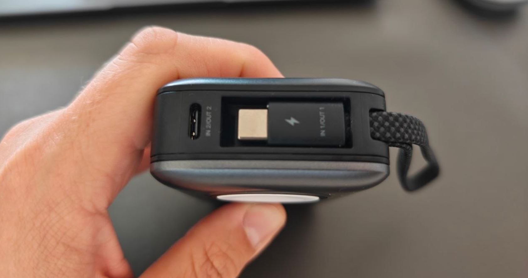 Компактный повербанк для iPhone. Кабель аккуратно прячется в специальный отсек. Но его оттуда легко достать. Фото.