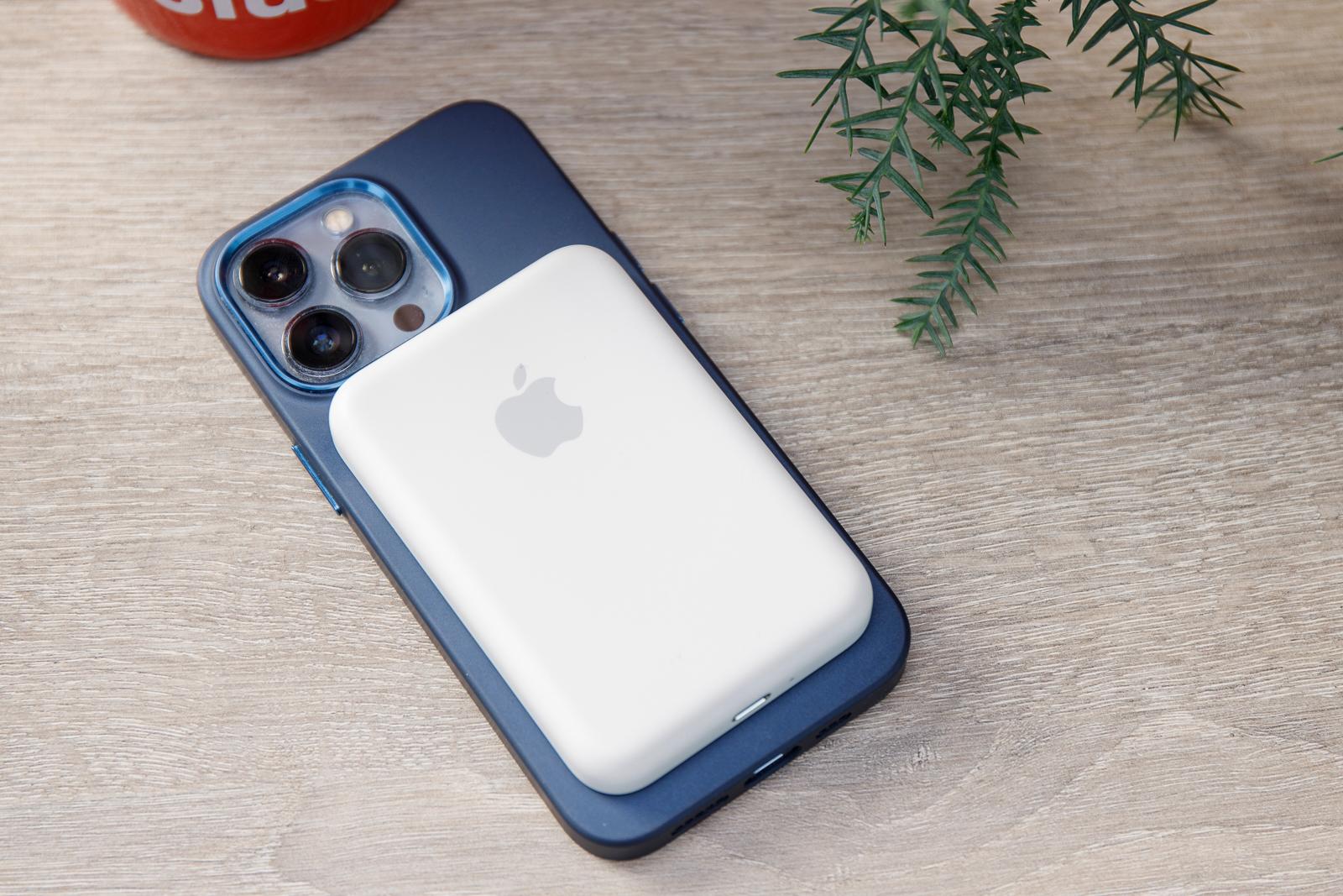 Опасно ли заряжать iPhone от USB в общественных местах. Носите с собой повербанк или зарядку, и проблем не будет. Фото.