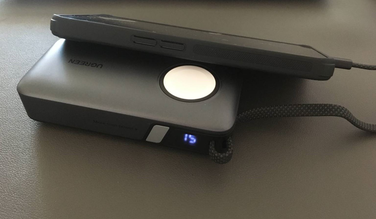 Стоит ли покупать повербанк UGREEN с зарядкой для Apple Watch. Встроенный кабель реально выручает, ведь не нужно носить свой. Фото.