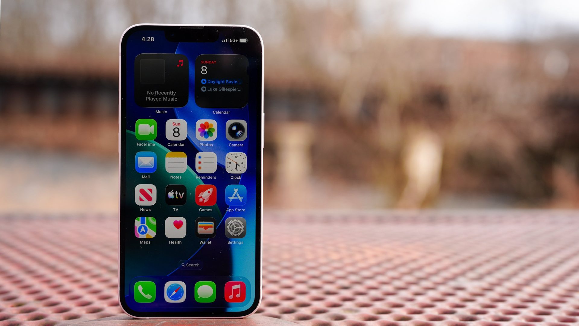 Чем дешёвые устройства Apple отличаются от Pro-моделей. iPhone 17e отлично подойдет тем, кому не требуется лучшая в мире камера и самый большой экран. Фото.