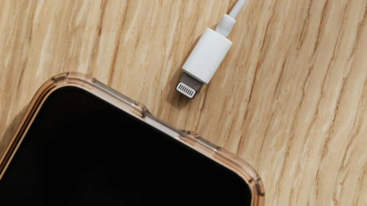 Разрешить подключение аксессуара через USB к iPhone: соглашаться или нет. Фото.