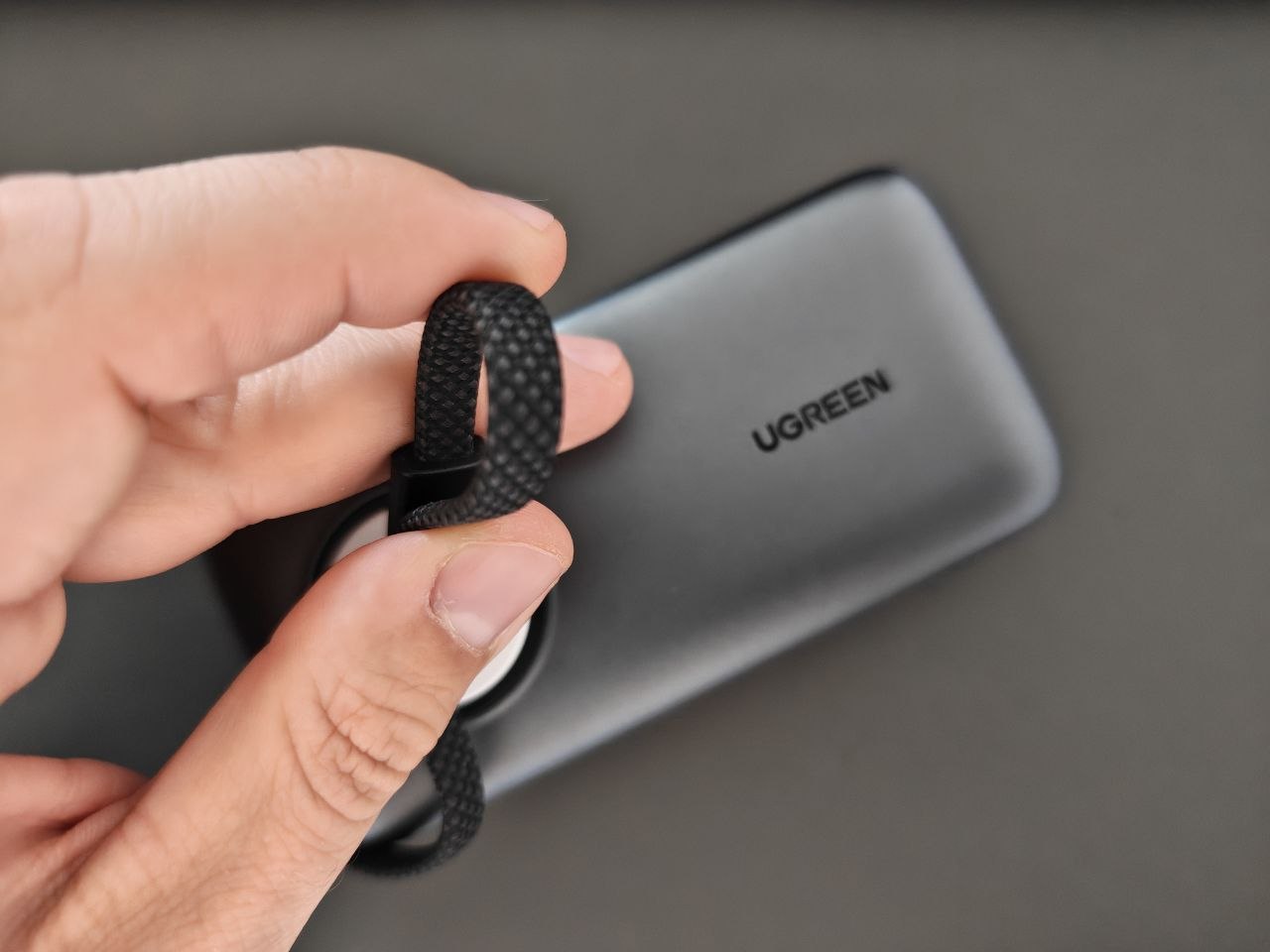 Компактный повербанк для iPhone. Кабель реально очень прочный, будет служить целую вечность. Фото.