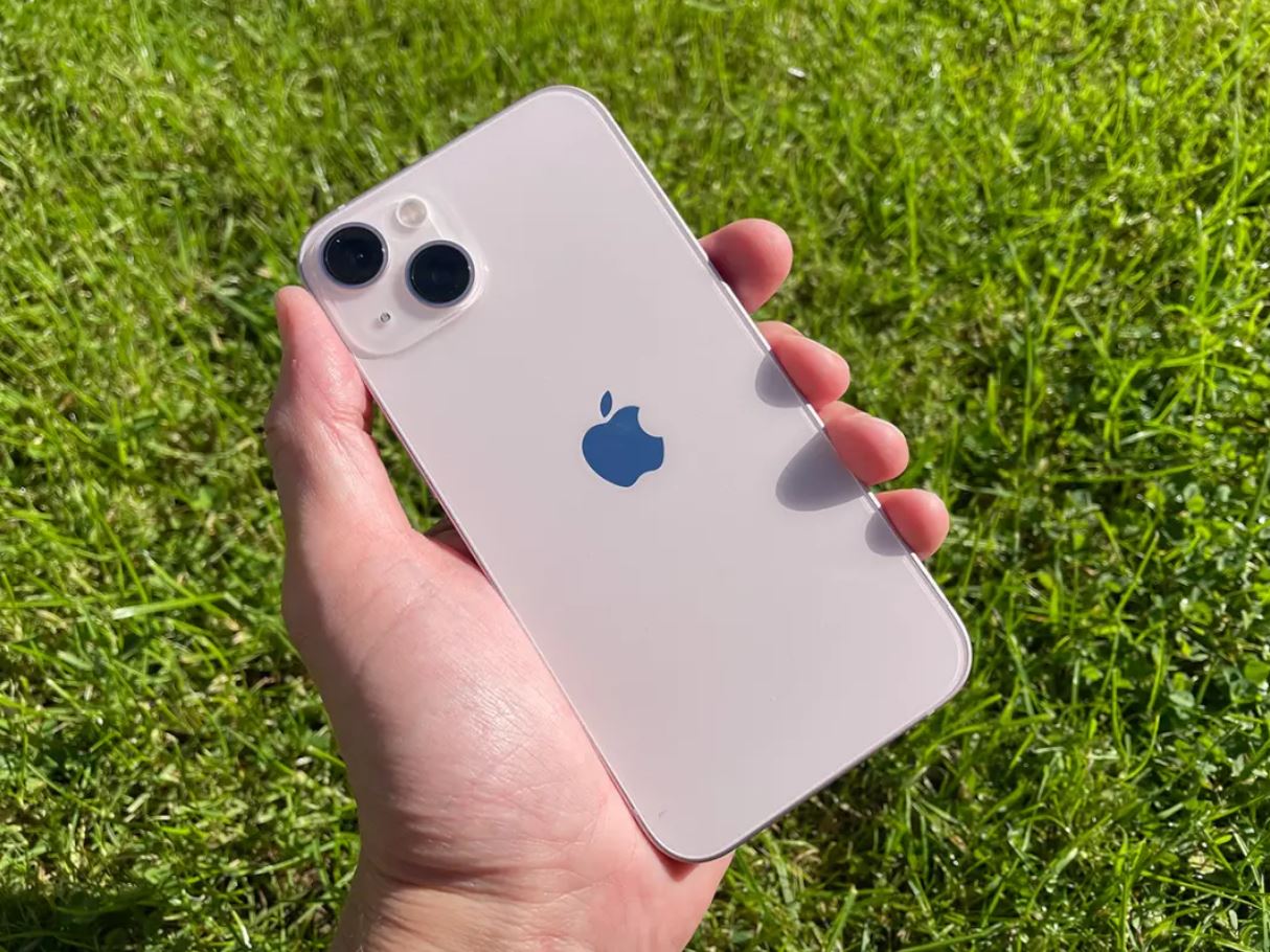 Убивает ли iOS 26.4.1 батарею iPhone. iPhone 13 в очередной раз среди проигравших. Фото.