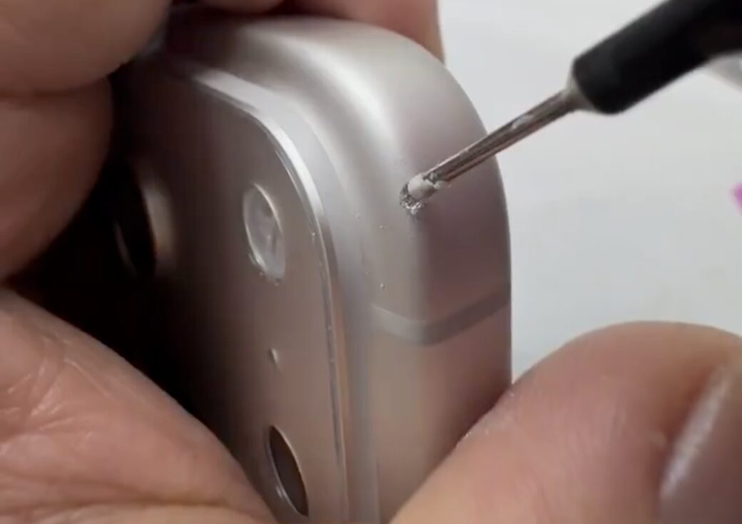 Почему iPhone 17 Pro Max легче повредить. Повреждения заделывают, как сколы на автомобиле. Фото.