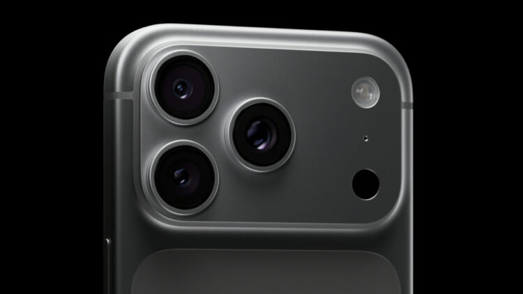 iPhone 18 Pro Max и iPhone 17 Pro Max сравнили вживую: что изменилось в дизайне. Фото.