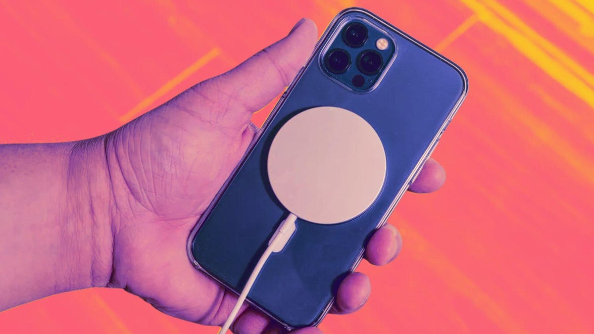 Как зарядить iPhone через MagSafe, если он не включается. Подключите к MagSafe и ждите. Фото.