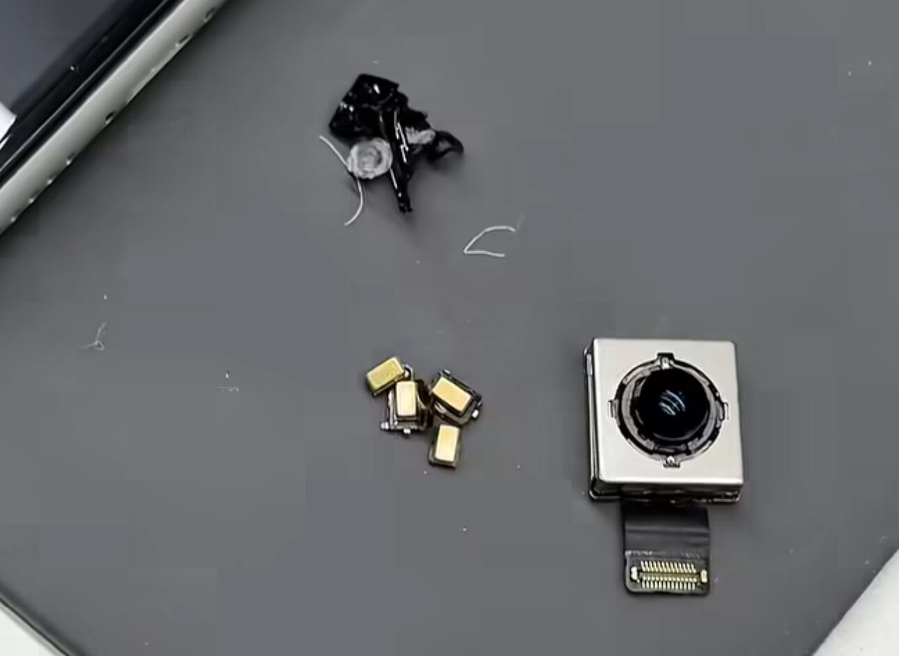 Нужно ли убирать камеру и микрофон из iPhone. Вмешиваться в конструкцию даже старого айфона не стоит. Фото.