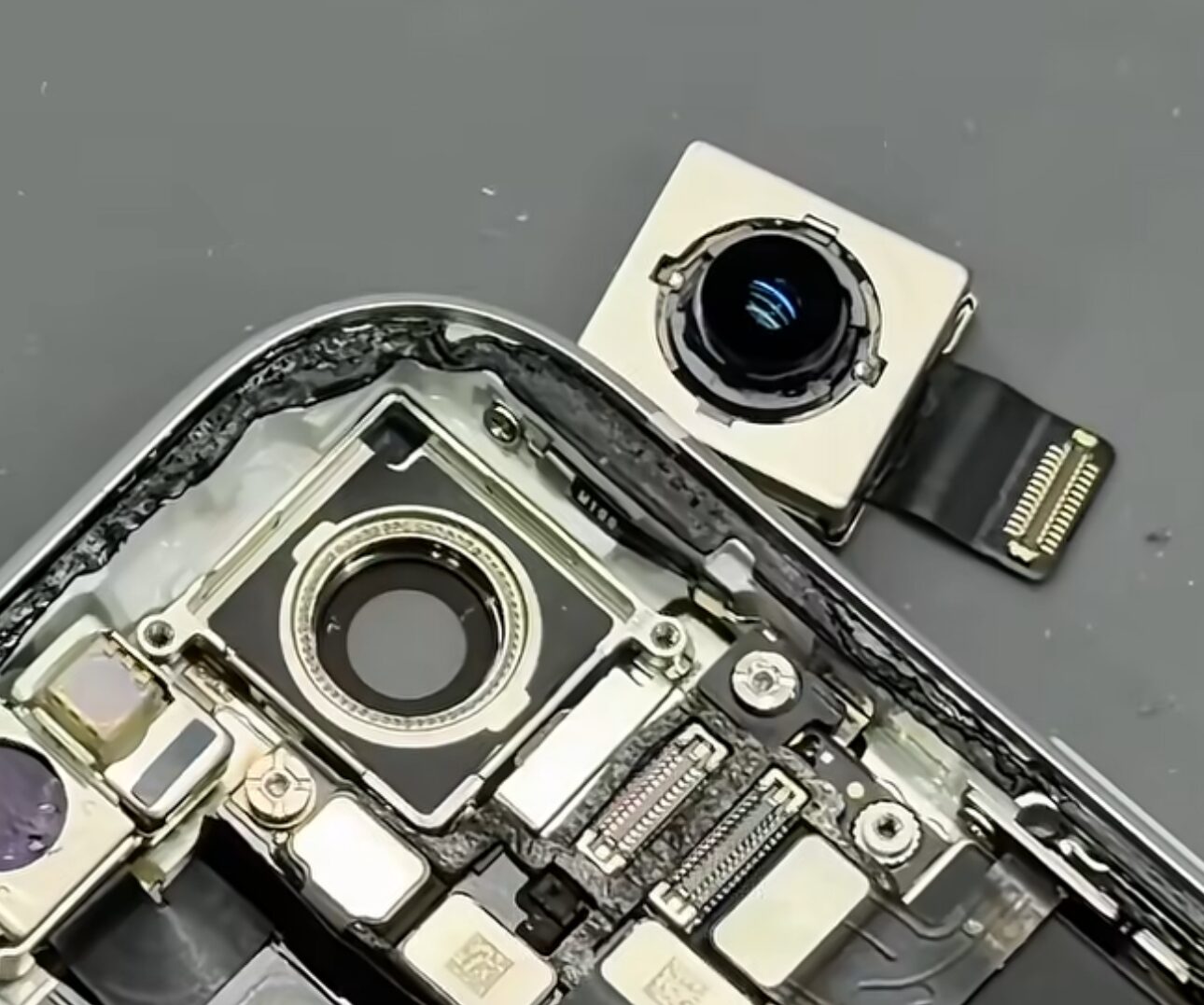 Из iPhone убирают камеру и микрофон. Убирают основную камеру. Фото.