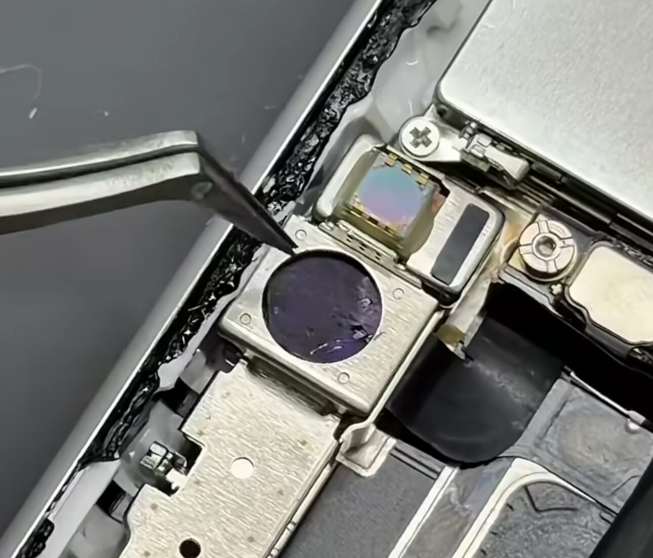 Следит ли MAX через камеру и микрофон iPhone. Фронталку меняют на заглушку и удаляют все микрофоны. Фото.