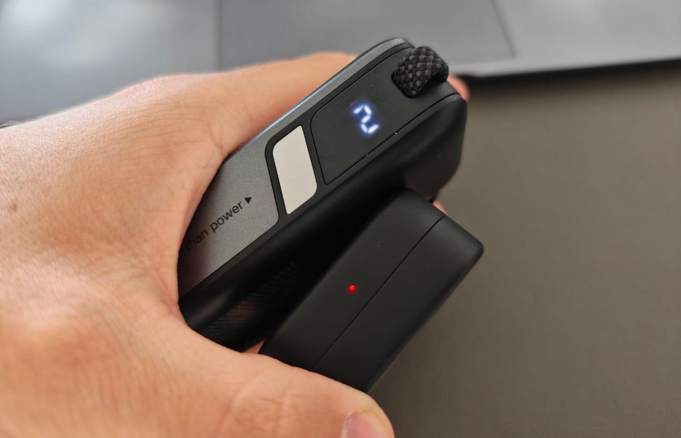 Быстрая зарядка iPhone от повербанка. Индикация позволяет узнать, сколько заряда осталось. Фото.