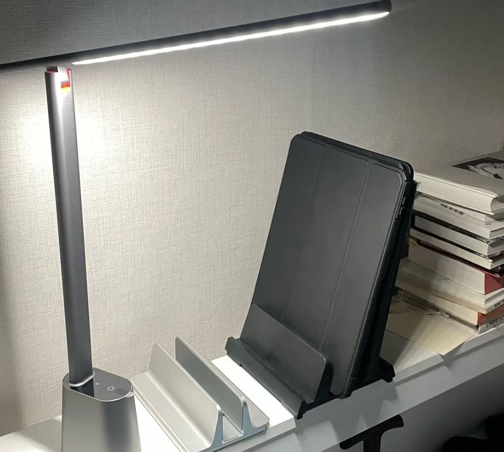 Настольная лампа Baseus с настройкой яркости. Идеальная лампа для долгих посиделок во время работы. Фото.