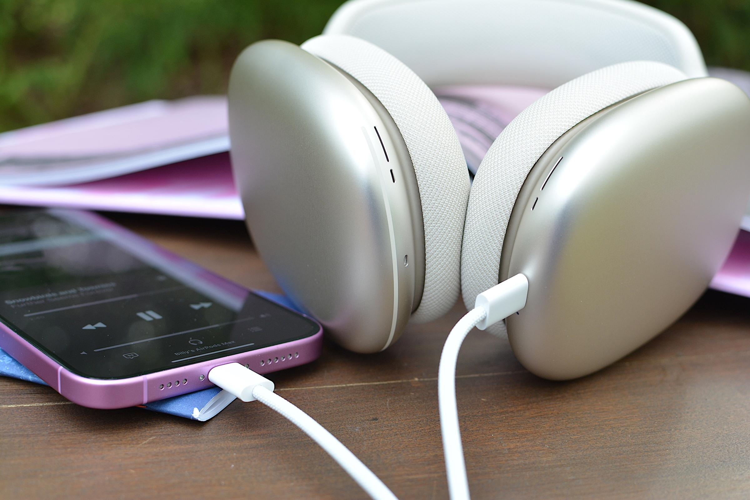 Почему lossless не работает в AirPods через Bluetooth. AirPods Max — единственные наушники Apple с поддержкой lossless, и то по проводу. Фото.