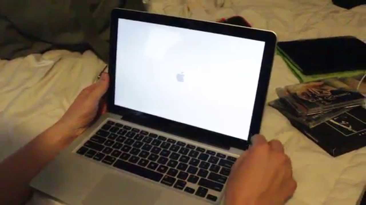 Safe mode on Mac: how to start. The computer may start but freeze on the Apple logo. Photo.