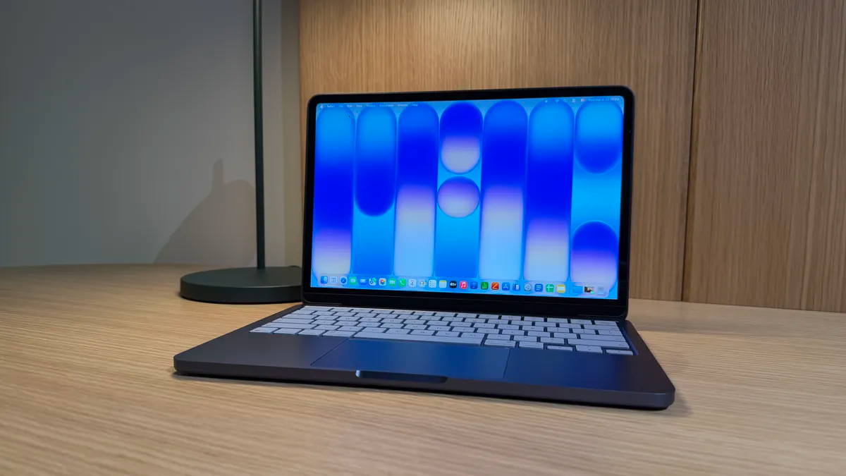 Стоит ли покупать MacBook Neo сейчас. Если вы ищете недорогой ноутбук, то Neo станет отличным выбором. Фото.