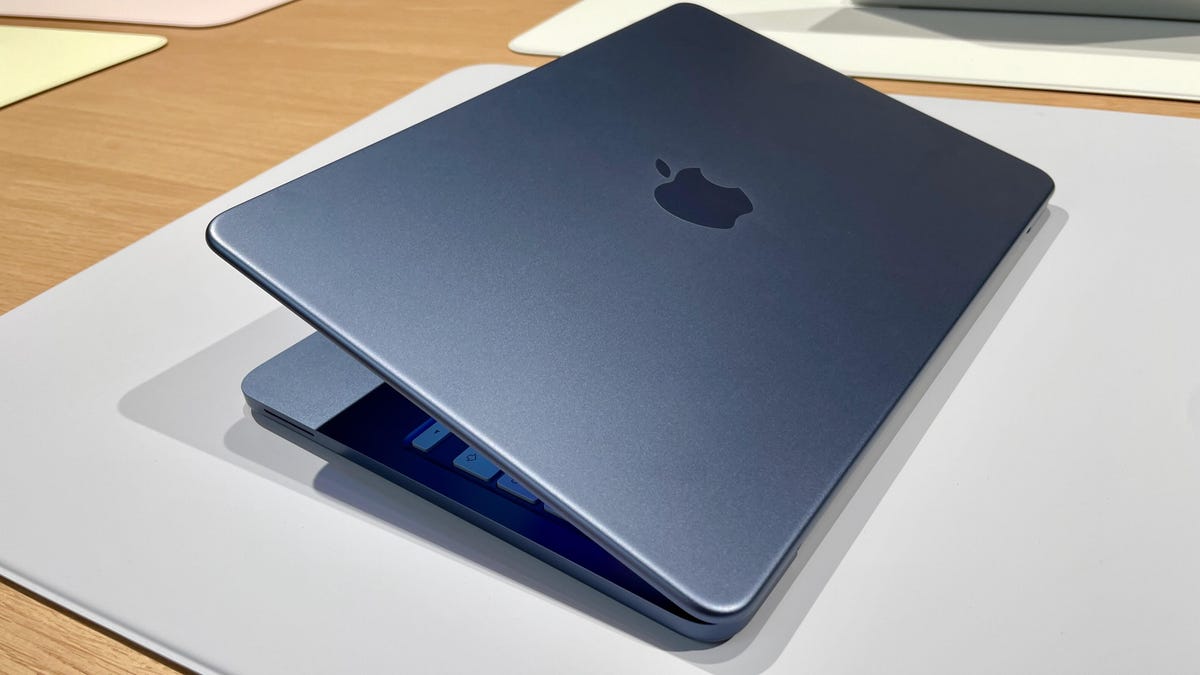 Стоит ли покупать MacBook Neo сейчас или лучше подождать. За 55к можно смело брать. Фото.