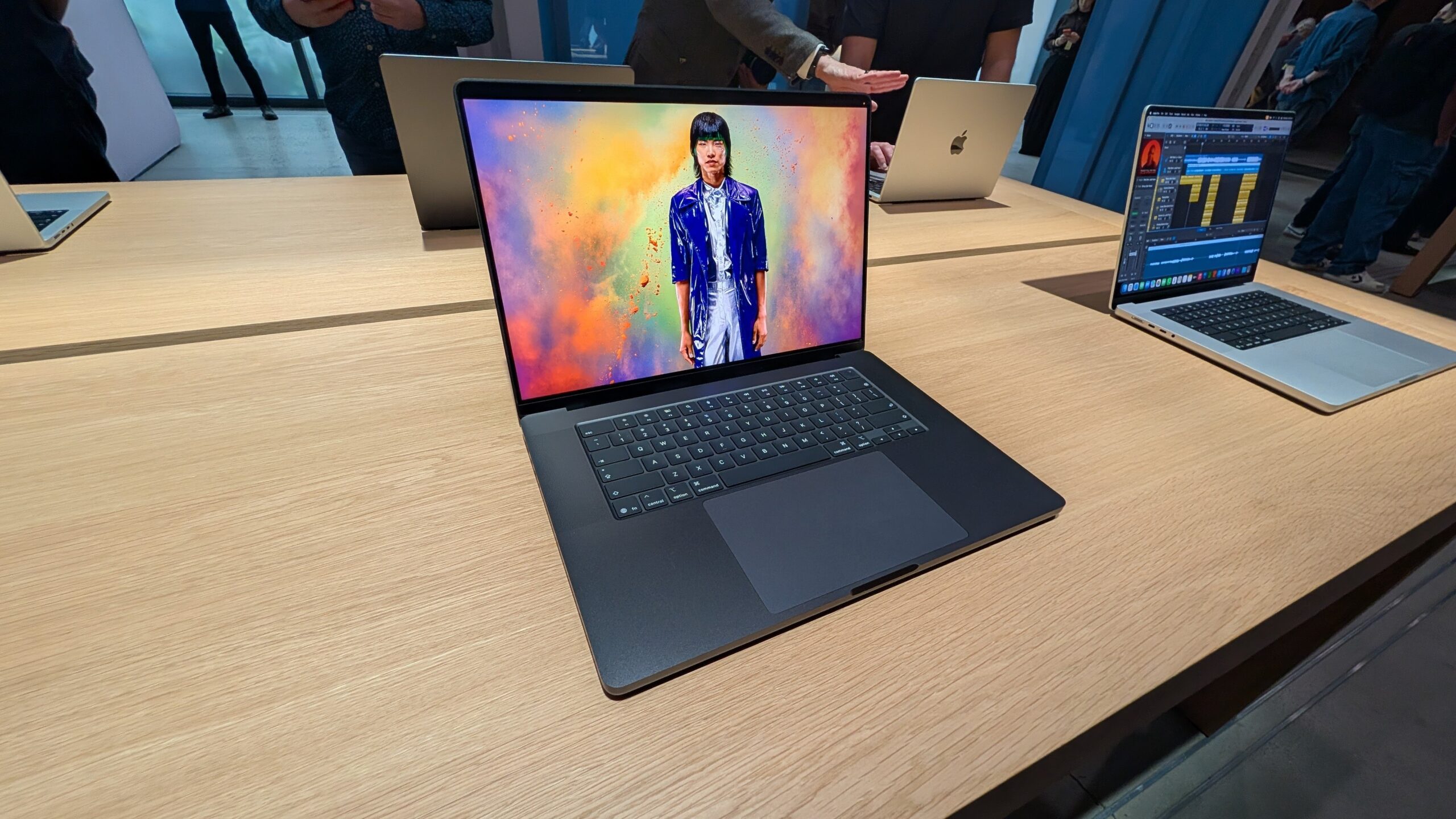 MacBook Pro M5 — цена в России и стоит ли покупать. Выбирайте MacBook Pro и ни о чем не переживайте. Изображение: uk.pcmag.com. Фото.