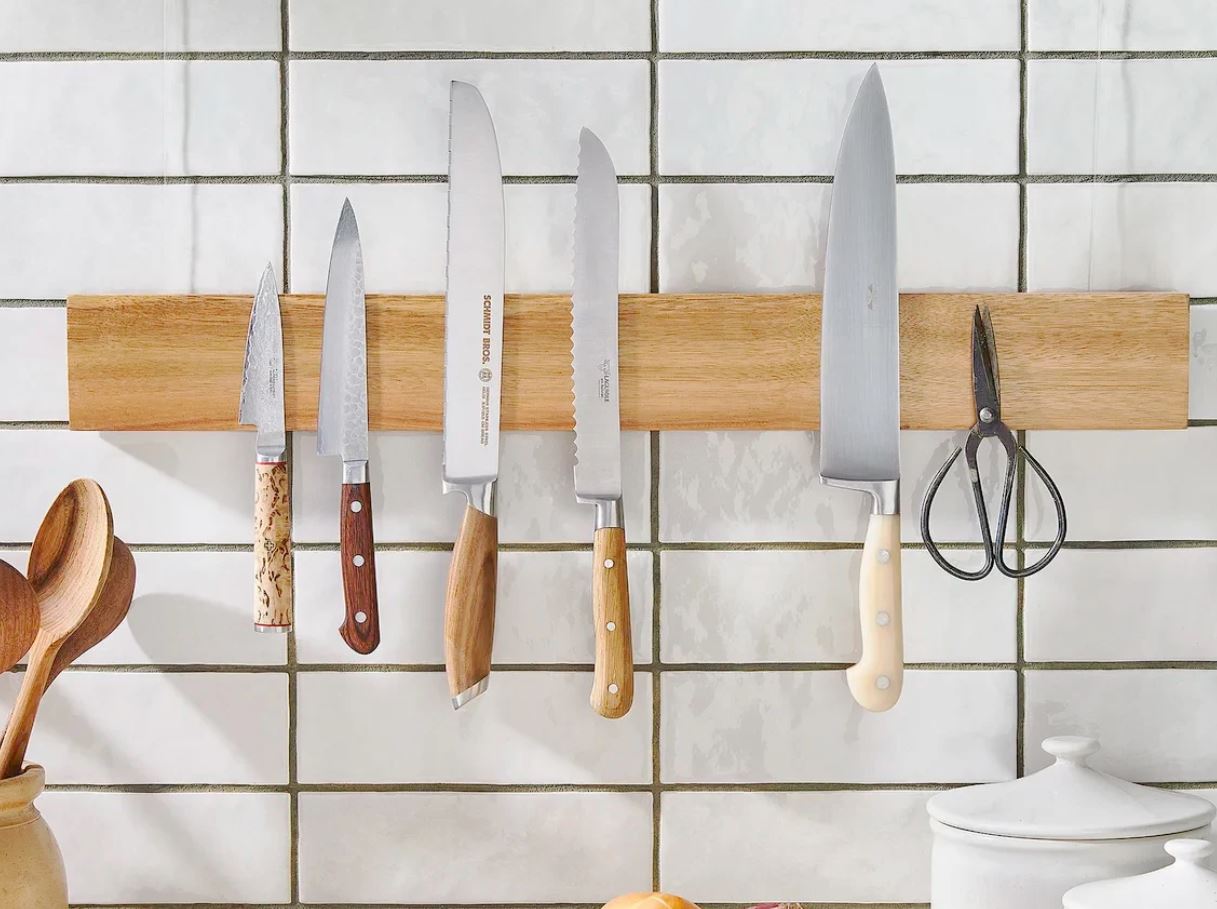 Магнитный держатель для ножей недорого. Магнитный держатель для ножей — тема. Но найти хороший после ухода Икеи было сложно. Фото.