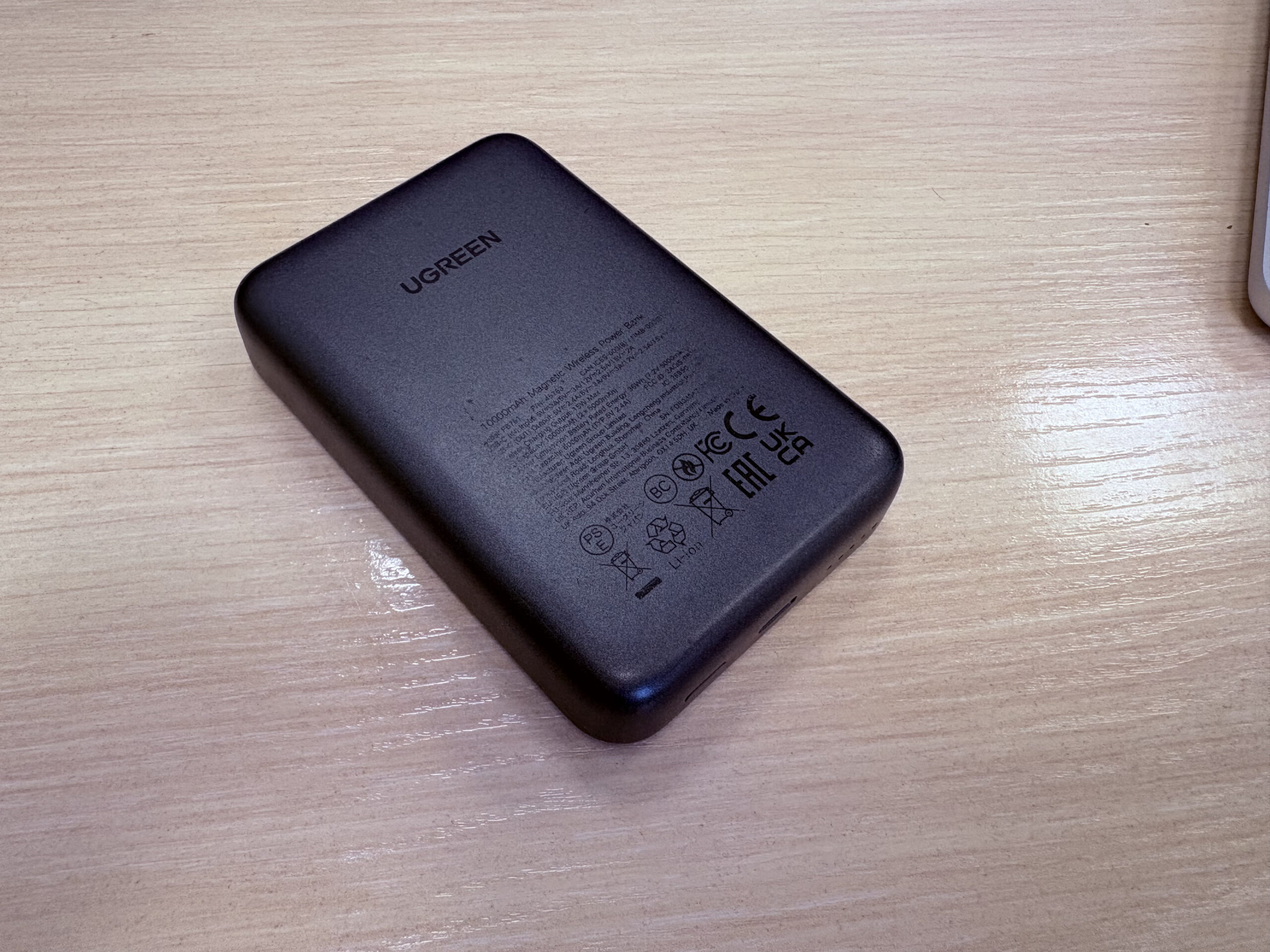 Повербанк с MagSafe на 10 000 мАч: как он заряжает iPhone. Ничего выдающегося в дизайне здесь нет. Выглядит просто приятно, и всё. Фото.