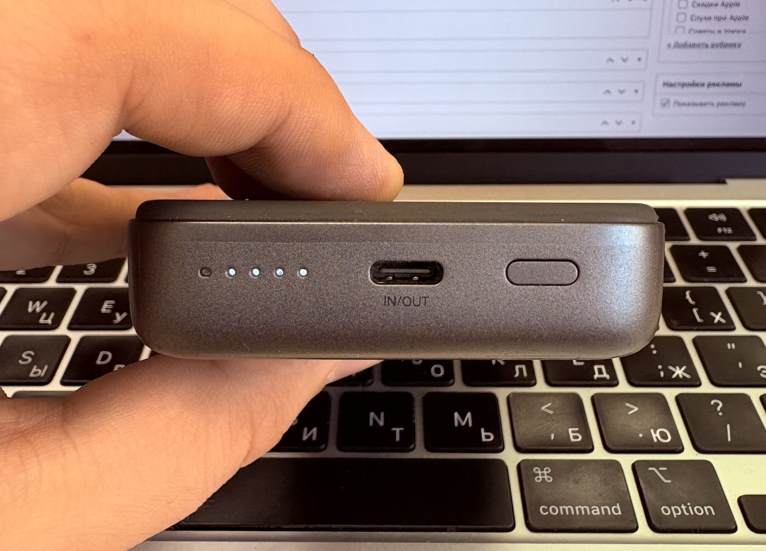 Повербанк с MagSafe на 10 000 мАч: как он заряжает iPhone. Светодиоды покажут уровень заряда. Фото.
