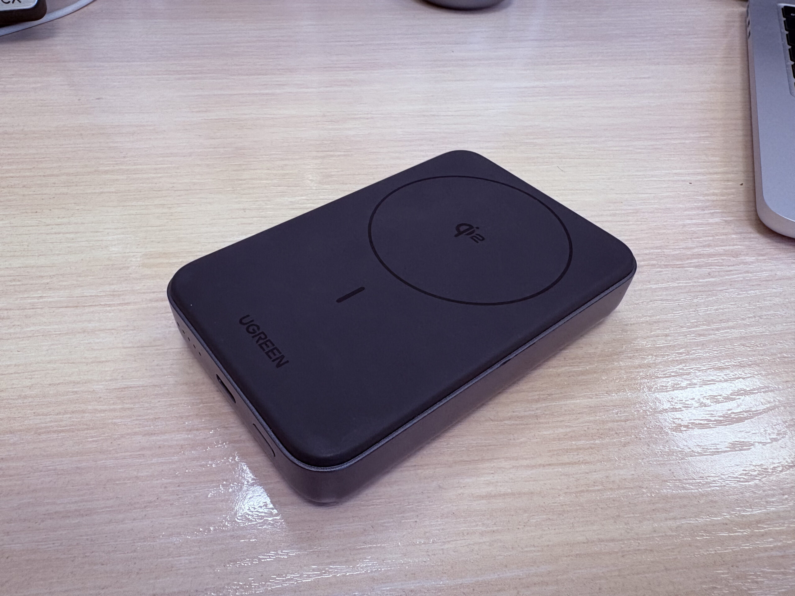 Повербанк с MagSafe на 10 000 мАч: как он заряжает iPhone. С внутренней стороны очень приятный софттач. Фото.