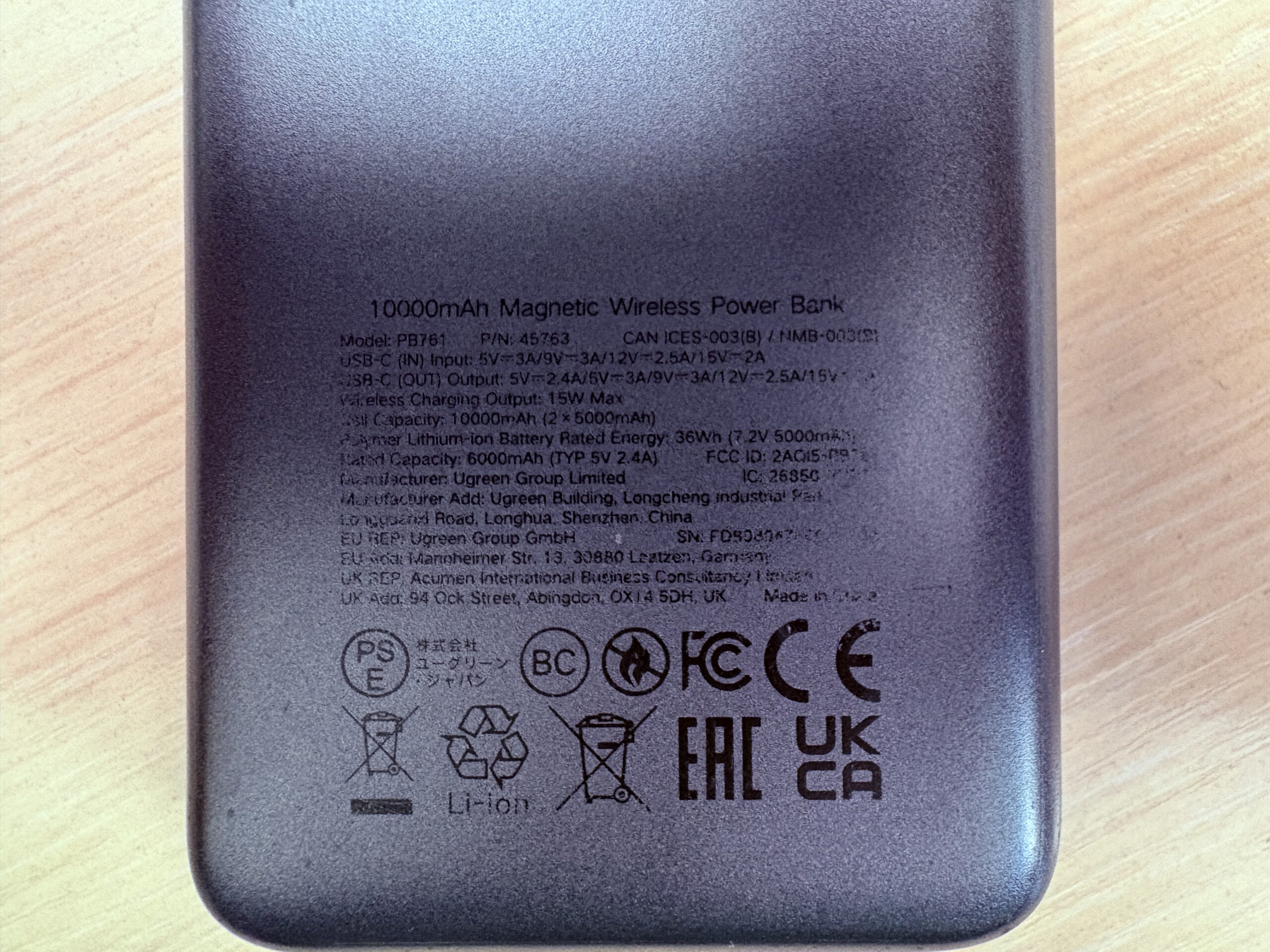 Что стало с повербанком через шесть месяцев. Надписи на задней панели за полгода подустали. Фото.