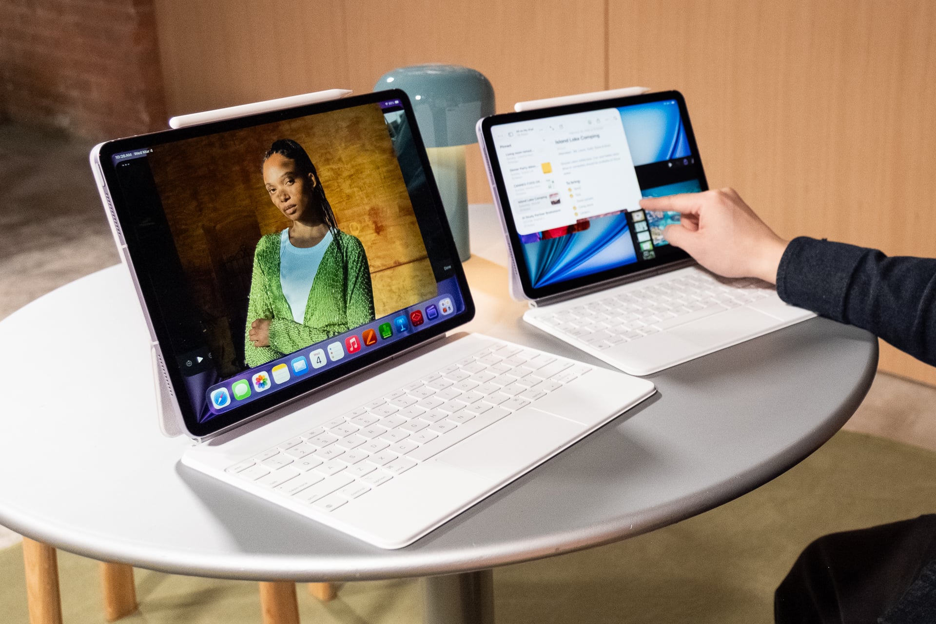 Какой экран лучше: iPad mini или iPad Air. А вот Air, особенно 13-дюймовый, так легко одной рукой уже не возьмешь. Фото.